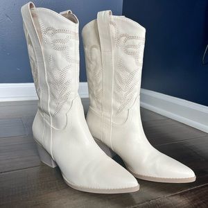 Womens white western style boots. Size 8. Perfect condition. Paid $89 plus tax.